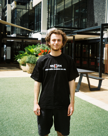 ‘other radio stations are shit’ T-Shirt
